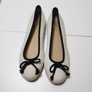 ONYX Ruby Label White Round Toe Ballet Flats NWOT Ladies Size 39/8.5